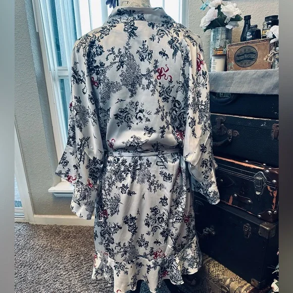 NWOT Beautiful Victoria Secret Kimono Style Robe. Size: XL/XXL - Picture 4 of 7